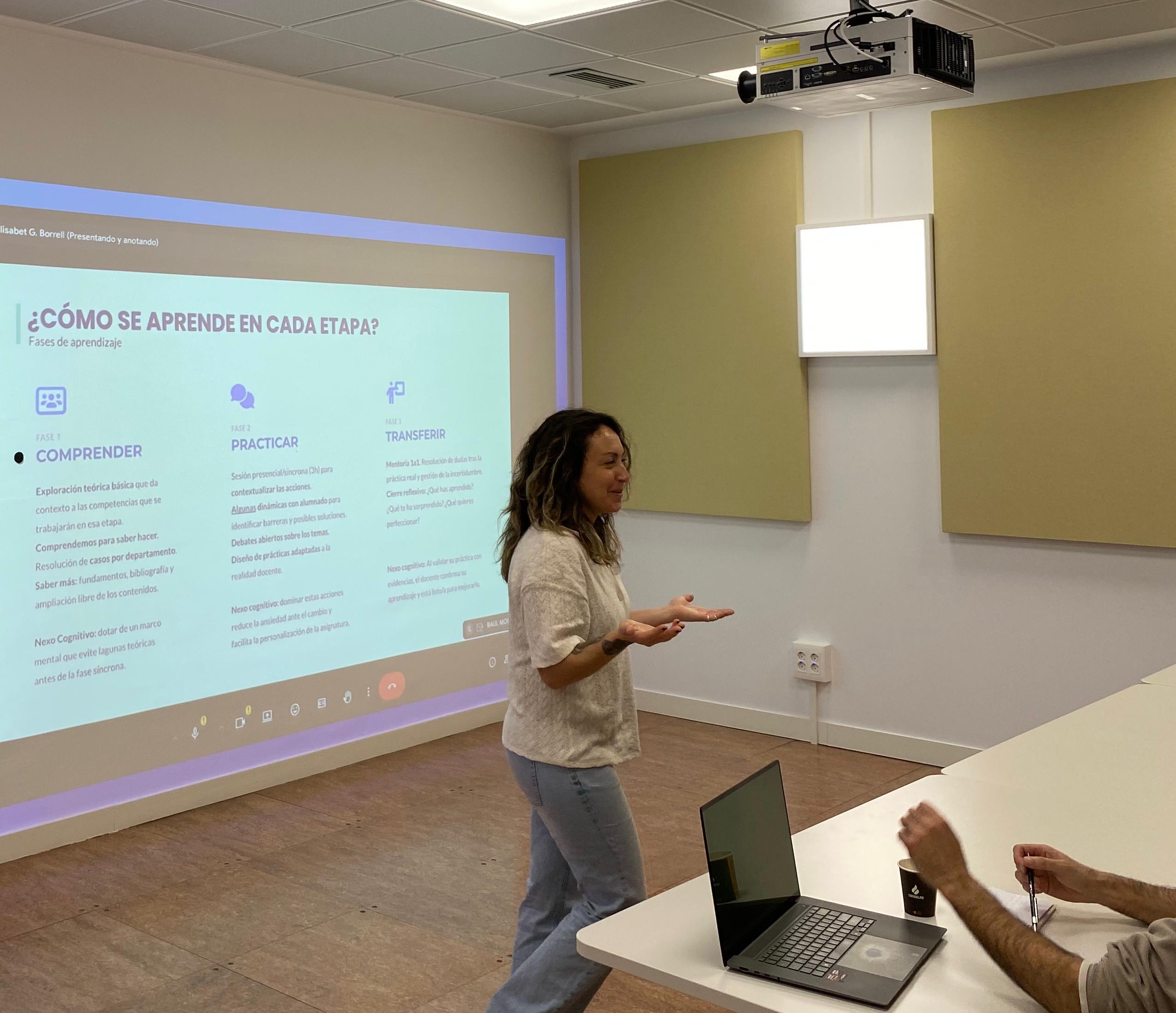 Elisabet G. Borrell dando formación